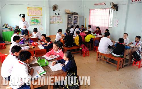 Từ nguồn vốn chương trình bãi ngang ven biển, Trường Tiểu học Vân Khánh Đông 1 (ấp Minh Giồng, Vân Khánh Đông, An Minh, Kiên Giang) được đầu tư nâng cấp sân nền và hàng rào khuôn viên trường, tạo không gian học tập sạch đẹp, an toàn cho các em học sinh