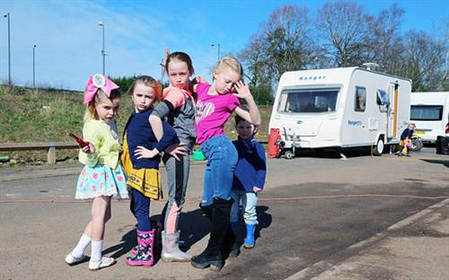 Phóng sự ảnh về tương lai bất trắc của những đứa trẻ Di gan thế kỷ 21 ảnh 5 Phóng sự ảnh về tương lai bất trắc của những đứa trẻ Di gan thế kỷ 21 ảnh 5