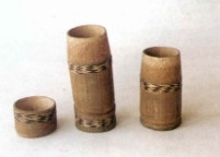 Ống đựng bằng tre là vật dụng khá phổ biến trong các gia đình người Gié-Triêng. Phần thân hộp được vót bớt để lắp khít vào nắp. Những chỗ dễ vỡ được bó bằng mây tết bản rộng. Trong ảnh là ống đựng có 2 ngăn: một ngăn đựng vôi và một ngăn đựng thuốc lá, là vật dụng cá nhân. (Hiện vật Bảo tàng Dân tộc Việt Nam). Ống đựng bằng tre là vật dụng khá phổ biến trong các gia đình người Gié-Triêng. Phần thân hộp được vót bớt để lắp khít vào nắp. Những chỗ dễ vỡ được bó bằng mây tết bản rộng. Trong ảnh là ống đựng có 2 ngăn: một ngăn đựng vôi và một ngăn đựng thuốc lá, là vật dụng cá nhân. (Hiện vật Bảo tàng Dân tộc Việt Nam).