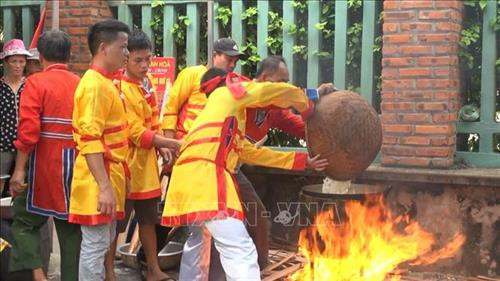 Công đoạn giã bánh được thực hiện bởi những thanh niên trai tráng có sức khỏe trong làng. Ảnh: Khiếu Tư-TTXVN Tất cả các đội đều nỗ lực hết mình để sớm có sản phẩm dự thi. Ảnh: Khiếu Tư-TTXVN Tất cả các công đoạn làm nên chiếc bánh được các đội tái diễn chi tiết, thể hiện sức mạnh đoàn kết, sự dẻo dai, khéo léo trong việc tạo nên hình tượng trời đất vuông tròn. Ảnh: Khiếu Tư-TTXVN Mỗi làng làm 2 bánh giầy có đường kính 30cm, đỉnh cao 10cm đặt trên mâm đồng dự thi. Ảnh: Khiếu Tư-TTXVN