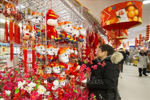 Tượng chú chuột vàng biểu tượng của Năm Canh Tý chào đón du khách tại Đền Tatsumizu ở tỉnh Mie, miền trung Nhật Bản. Ảnh: Kyodo/TTXVN Trang trí đèn lồng đón Tết cổ truyền Canh Tý tại Bắc Kinh, Trung Quốc. Ảnh: THX/TTXVN Các nghệ sĩ biểu diễn màn múa sư tử chào đón Tết Nguyên đán Canh Tý tại Liege, Bỉ, ngày 18/1/2020. Ảnh: THX/ TTXVN Đèn lồng rực rỡ sắc màu chào đón Tết Nguyên đán Canh Tý tại tỉnh Giang Tô, Trung Quốc, ngày 8/1/2020. Ảnh: THX/ TTXVN Người dân chọn mua câu đối chào đón Tết Nguyên đán Canh Tý tại khu chợ ở tỉnh Hải Nam, Trung Quốc, ngày 9/1/2020. Ảnh: THX/ TTXVN Trẻ em thưởng thức món ăn truyền thống trong dịp Năm mới tại tỉnh Giang Tô, Trung Quốc. Ảnh: THX/TTXVN Đèn lồng được thắp sáng rực rỡ để chào đón năm mới tại tỉnh Cam Túc, Trung Quốc, ngày 17/1/2020. Ảnh: THX/ TTXVN Đèn lồng đỏ trang trí tại khu phố người Hoa ở Yangon, Myanmar. Ảnh: THX/TTXVN Người dân mua sắm tại một siêu thị của người Hoa chuẩn bị đón Tết cổ truyền Canh Tý ở Toronto, Canada, ngày 21/1. Ảnh: THX/TTXVN Chào đón Năm mới 2020 trên đỉnh Núi Shiniu ở tỉnh Phúc Kiến, Trung Quốc. Ảnh: THX/TTXVN Người dân chiêm ngưỡng các tác phẩm tại Triển lãm đèn lồng nghệ thuật chào Năm mới ở thành phố Lâm Nghi, tỉnh Sơn Đông, miền đông Trung Quốc, ngày 4/1/2020. Ảnh: THX/ TTXVN Màn múa sư tử chào đón Tết cổ truyền Canh Tý tại khu phố người Hoa ở Manila, Philippines, ngày 25/1. Ảnh: THX/TTXVN Người dân thăm cung hoàng gia Gyeongbo ở Seoul, Hàn Quốc trong dịp Tết Canh Tý ngày 25/1. Ảnh: YONHAP/TTXVN Đèn lồng được thắp sáng rực rỡ để chào đón năm mới tại Khu tự trị dân tộc Choang Quảng Tây, Trung Quốc, ngày 17/1/2020. Ảnh: THX/ TTXVN Vũ công biểu diễn màn múa sư tử chào đón Tết Nguyên đán Canh Tý tại Kota Kinabalu, Sabah, Malaysia, ngày 11/1/2020. Ảnh: THX/ TTXVN Tượng chú chuột vàng biểu tượng của Năm Canh Tý chào đón du khách tại Đền Tatsumizu ở tỉnh Mie, miền trung Nhật Bản. Ảnh: Kyodo/TTXVN Trang trí đèn lồng đón Tết cổ truyền Canh Tý tại Bắc Kinh, Trung Quốc. Ảnh: THX/TTXVN Các nghệ sĩ biểu diễn màn múa sư tử chào đón Tết Nguyên đán Canh Tý tại Liege, Bỉ, ngày 18/1/2020. Ảnh: THX/ TTXVN Đèn lồng rực rỡ sắc màu chào đón Tết Nguyên đán Canh Tý tại tỉnh Giang Tô, Trung Quốc, ngày 8/1/2020. Ảnh: THX/ TTXVN Người dân chọn mua câu đối chào đón Tết Nguyên đán Canh Tý tại khu chợ ở tỉnh Hải Nam, Trung Quốc, ngày 9/1/2020. Ảnh: THX/ TTXVN Trẻ em thưởng thức món ăn truyền thống trong dịp Năm mới tại tỉnh Giang Tô, Trung Quốc. Ảnh: THX/TTXVN Đèn lồng được thắp sáng rực rỡ để chào đón năm mới tại tỉnh Cam Túc, Trung Quốc, ngày 17/1/2020. Ảnh: THX/ TTXVN Đèn lồng đỏ trang trí tại khu phố người Hoa ở Yangon, Myanmar. Ảnh: THX/TTXVN Người dân mua sắm tại một siêu thị của người Hoa chuẩn bị đón Tết cổ truyền Canh Tý ở Toronto, Canada, ngày 21/1. Ảnh: THX/TTXVN Chào đón Năm mới 2020 trên đỉnh Núi Shiniu ở tỉnh Phúc Kiến, Trung Quốc. Ảnh: THX/TTXVN Người dân chiêm ngưỡng các tác phẩm tại Triển lãm đèn lồng nghệ thuật chào Năm mới ở thành phố Lâm Nghi, tỉnh Sơn Đông, miền đông Trung Quốc, ngày 4/1/2020. Ảnh: THX/ TTXVN Màn múa sư tử chào đón Tết cổ truyền Canh Tý tại khu phố người Hoa ở Manila, Philippines, ngày 25/1. Ảnh: THX/TTXVN Người dân thăm cung hoàng gia Gyeongbo ở Seoul, Hàn Quốc trong dịp Tết Canh Tý ngày 25/1. Ảnh: YONHAP/TTXVN Đèn lồng được thắp sáng rực rỡ để chào đón năm mới tại Khu tự trị dân tộc Choang Quảng Tây, Trung Quốc, ngày 17/1/2020. Ảnh: THX/ TTXVN Vũ công biểu diễn màn múa sư tử chào đón Tết Nguyên đán Canh Tý tại Kota Kinabalu, Sabah, Malaysia, ngày 11/1/2020. Ảnh: THX/ TTXVN