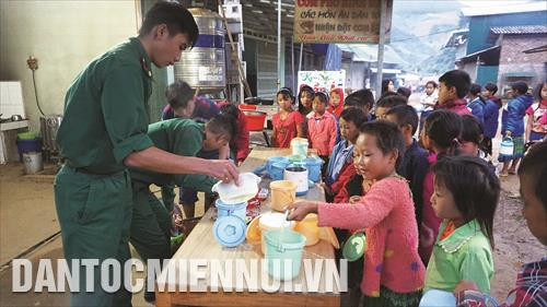 Bộ đội biên phòng Sơn La chăm lo bữa ăn cho các em học sinh Trường phổ thông dân tộc bán trú Mường Cai