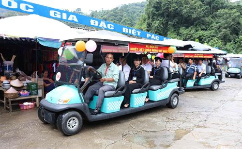 Các đại biểu tham quan Nhà trưng bày. Ảnh: Chu Hiệu - TTXVN Vận chuyển khách bằng ô tô điện thăm quan Khu di tích Quốc gia đặc biệt Pác Bó. Ảnh: Chu Hiệu - TTXVN Vận chuyển khách bằng ô tô điện thăm quan Khu di tích Quốc gia đặc biệt Pác Bó. Ảnh: Chu Hiệu - TTXVN Các đại biểu tham quan Nhà trưng bày. Ảnh: Chu Hiệu - TTXVN Vận chuyển khách bằng ô tô điện thăm quan Khu di tích Quốc gia đặc biệt Pác Bó. Ảnh: Chu Hiệu - TTXVN Vận chuyển khách bằng ô tô điện thăm quan Khu di tích Quốc gia đặc biệt Pác Bó. Ảnh: Chu Hiệu - TTXVN