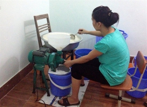 Theo cách làm truyền thống, gạo nếp được ngâm rồi đồ lên trước khi xay. Theo cách làm truyền thống, gạo nếp được ngâm rồi đồ lên trước khi xay.