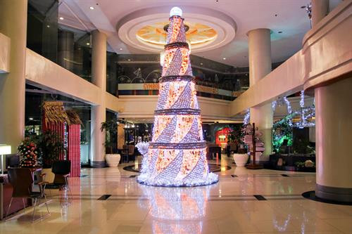 Philippines là quốc gia có dân số theo đạo Thiên Chúa lớn nhất châu Á. Đây cũng là một trong những đất nước đón Noel dài nhất thế giới. Người dân bắt đầu trang hoàng nhà cửa từ đầu tháng 9. Không khí Giáng sinh len lỏi vào mọi ngóc ngách của cuộc sống nơi đây. Từ đường phố, nhà hàng cho đến các trung tâm thương mại đều ngập tràn trong ánh nến, đèn màu. Những cây thông khổng lồ, nhà tuyết, ông già Noel, xe kéo tuần lộc đều đã sẵn sàng cho ngày lễ cuối năm. Tannya, hướng dẫn viên du lịch địa phương nói: "Người dân Philippines rất coi trọng lễ Giáng sinh. Nhiều nghi lễ có từ thế kỷ 16 vẫn được họ duy trì đến giờ". Lễ tân một khách sạn ở thủ đô Manila cũng thay đồng phục Noel để đón khách. Từ đầu tháng 9, những bài hát về Giáng sinh đã bắt đầu vang lên khắp nơi trên đất nước. Không khí Giáng sinh ở Philippines có nhiều nét tương đồng với các quốc gia phương Tây. Khắp nơi trên đất nước này là những nhà thờ cổ được xây dựng từ giai đoạn thuộc địa Tây Ban Nha. Điều khiến Giáng sinh ở Philippines trở nên khác biệt là hầu hết dân số ở đây đều theo đạo Thiên Chúa. Từ nhà ra phố, trên những chiếc xe Jeepney rong ruổi ngập tràn hình ảnh của ngày lễ. Các trung tâm thương mại dành một diện tích lớn trưng bày các vật dụng trang trí cho Giáng sinh. Những cây thông Noel với kích cỡ, kiểu dáng, màu sắc khác nhau được bày bán từ vài trăm nghìn đến vài triệu đồng. Người dân ở Philippines không sắm sửa cho Noel cùng lúc, thi thoảng họ lại đi chợ, siêu thị để mua thêm vài món đồ trang trí. Đây là một trong những lý do vì sao ở đây có thể đón Giáng sinh trong thời gian dài như vậy. Dù có theo đạo Thiên Chúa hay không thì bạn cũng nên một lần đến Philippines để hoà mình vào không khí Noel sôi động nơi đây. Việc di chuyển từ Việt Nam đến Philippines cũng đơn giản hơn trước. Vé máy bay rẻ, chi phí dịch vụ thấp kèm nhiều nét tương đồng về văn hoá khiến Philippines trở thành một trong những điểm đến hấp dẫn nhất mùa Noel của cộng đồng du lịch Việt. Tại đây, bạn cũng có thể dễ dàng tìm mua những món quà Giáng sinh hấp dẫn cho gia đình và bản thân. Các con chiên sẽ tập trung trong nhà thờ từ rất sớm. Họ thắp đèn với nhiều màu sắc và bắt đầu cầu nguyện cùng nhau. Ngoài ra, người Philippines còn có lễ hội đèn lồng khổng lồ. Những chiếc đèn lồng hình ông sao trong dịp giáng sinh của người Philippines được gọi là Parol. Philippines là quốc gia có dân số theo đạo Thiên Chúa lớn nhất châu Á. Đây cũng là một trong những đất nước đón Noel dài nhất thế giới. Người dân bắt đầu trang hoàng nhà cửa từ đầu tháng 9. Không khí Giáng sinh len lỏi vào mọi ngóc ngách của cuộc sống nơi đây. Từ đường phố, nhà hàng cho đến các trung tâm thương mại đều ngập tràn trong ánh nến, đèn màu. Những cây thông khổng lồ, nhà tuyết, ông già Noel, xe kéo tuần lộc đều đã sẵn sàng cho ngày lễ cuối năm. Tannya, hướng dẫn viên du lịch địa phương nói: "Người dân Philippines rất coi trọng lễ Giáng sinh. Nhiều nghi lễ có từ thế kỷ 16 vẫn được họ duy trì đến giờ". Lễ tân một khách sạn ở thủ đô Manila cũng thay đồng phục Noel để đón khách. Từ đầu tháng 9, những bài hát về Giáng sinh đã bắt đầu vang lên khắp nơi trên đất nước. Không khí Giáng sinh ở Philippines có nhiều nét tương đồng với các quốc gia phương Tây. Khắp nơi trên đất nước này là những nhà thờ cổ được xây dựng từ giai đoạn thuộc địa Tây Ban Nha. Điều khiến Giáng sinh ở Philippines trở nên khác biệt là hầu hết dân số ở đây đều theo đạo Thiên Chúa. Từ nhà ra phố, trên những chiếc xe Jeepney rong ruổi ngập tràn hình ảnh của ngày lễ. Các trung tâm thương mại dành một diện tích lớn trưng bày các vật dụng trang trí cho Giáng sinh. Những cây thông Noel với kích cỡ, kiểu dáng, màu sắc khác nhau được bày bán từ vài trăm nghìn đến vài triệu đồng. Người dân ở Philippines không sắm sửa cho Noel cùng lúc, thi thoảng họ lại đi chợ, siêu thị để mua thêm vài món đồ trang trí. Đây là một trong những lý do vì sao ở đây có thể đón Giáng sinh trong thời gian dài như vậy. Dù có theo đạo Thiên Chúa hay không thì bạn cũng nên một lần đến Philippines để hoà mình vào không khí Noel sôi động nơi đây. Việc di chuyển từ Việt Nam đến Philippines cũng đơn giản hơn trước. Vé máy bay rẻ, chi phí dịch vụ thấp kèm nhiều nét tương đồng về văn hoá khiến Philippines trở thành một trong những điểm đến hấp dẫn nhất mùa Noel của cộng đồng du lịch Việt. Tại đây, bạn cũng có thể dễ dàng tìm mua những món quà Giáng sinh hấp dẫn cho gia đình và bản thân. Các con chiên sẽ tập trung trong nhà thờ từ rất sớm. Họ thắp đèn với nhiều màu sắc và bắt đầu cầu nguyện cùng nhau. Ngoài ra, người Philippines còn có lễ hội đèn lồng khổng lồ. Những chiếc đèn lồng hình ông sao trong dịp giáng sinh của người Philippines được gọi là Parol.