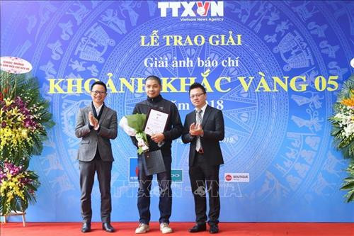 Phó Tổng giám đốc TTXVN Lê Quốc Minh (bên phải) trao giải Nhất thể loại ảnh bộ. Ảnh: Minh Quyết – TTXVN Phó Tổng giám đốc TTXVN Lê Quốc Minh (bên phải) trao giải Nhất thể loại ảnh bộ. Ảnh: Minh Quyết – TTXVN