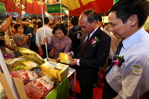 Đại biểu tham quan các gian hàng tại hội chợ. Ảnh: Vũ Sinh – TTXVN Đại biểu tham quan các gian hàng tại hội chợ. Ảnh: Vũ Sinh – TTXVN