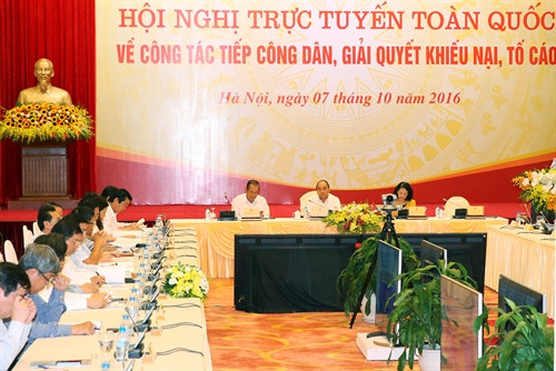 Chiều 7/10/2016, tại Hà Nội, Thủ tướng Nguyễn Xuân Phúc chủ trì Hội nghị trực tuyến toàn quốc về công tác tiếp công dân, giải quyết khiếu nại, tố cáo. Ảnh: Thống Nhất-TTXVN