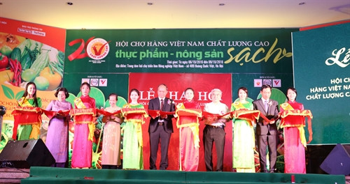 Lễ cắt băng khai mạc hội chợ. Ảnh: Vũ Sinh – TTXVN Lễ cắt băng khai mạc hội chợ. Ảnh: Vũ Sinh – TTXVN