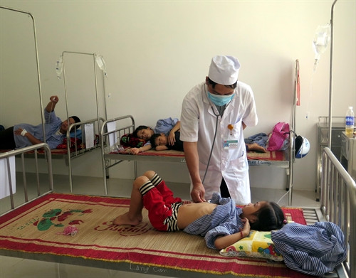 Bác sỹ bệnh viện Đa khoa Lâm Bình đang khám cho bệnh nhân bị viêm gan vi rút A. Bác sỹ bệnh viện Đa khoa Lâm Bình đang khám cho bệnh nhân bị viêm gan vi rút A.