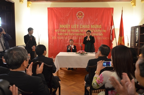 Phó Chủ tịch Quốc hội Tòng Thị Phóng gặp gỡ nói chuyện với cán bộ, nhân viên Đại sứ quán, lưu học sinh và kiều bào Việt Nam tại Đan Mạch. Ảnh: Hoàng Hoa-TTXVN