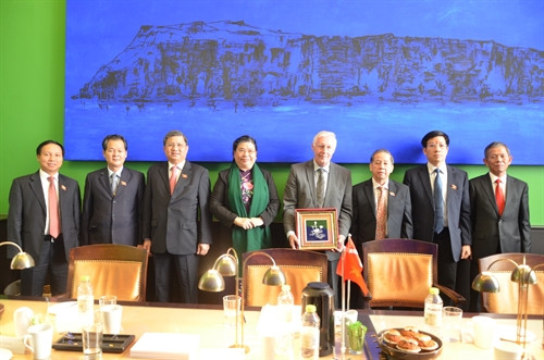 Phó Chủ tịch thứ nhất Quốc hội Đan Mạch, ông Henrik Dam Kristensen và Phó Chủ tịch Quốc hội Tòng Thị Phóng chụp ảnh chung với các thành viên đoàn Quốc hội Việt Nam. Ảnh: Hoàng Hoa-TTXVN