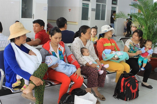 Bệnh nhi chờ được khám bệnh hô hấp tại bệnh viện Nhi đồng 2- TP. Hồ Chí Minh Bệnh nhi chờ được khám bệnh hô hấp tại bệnh viện Nhi đồng 2- TP. Hồ Chí Minh