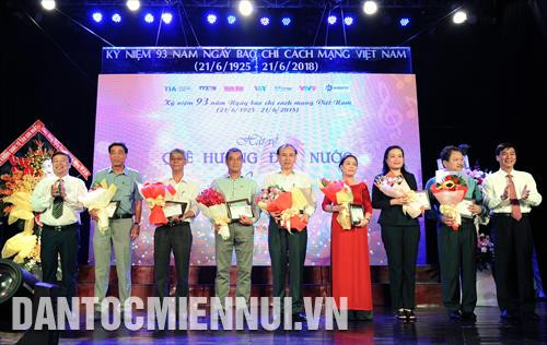 Ban tổ chức trao tặng hoa và biểu trưng của chương trình cho các đơn vị tham gia. Ảnh: An Hiếu