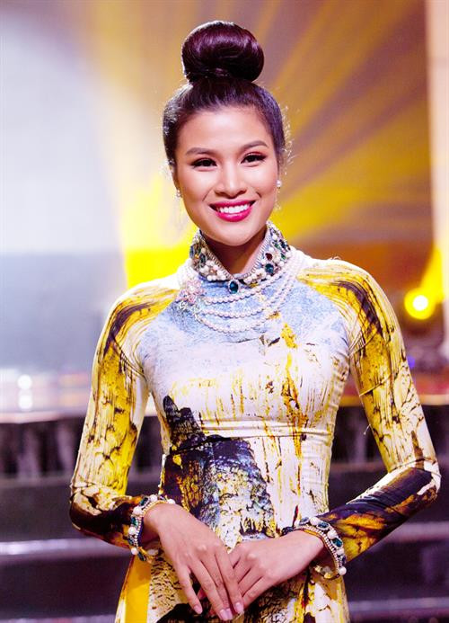 Bộ trang sức ngọc trai của Hoang Gia Pearl được các người mẫu trình diễn, giới thiệu để gây quỹ khuyến học tại lễ kỷ niệm