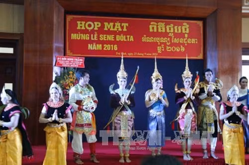 Biểu diễn văn nghệ mừng lễ Sene Dolta của đồng bào Khmer