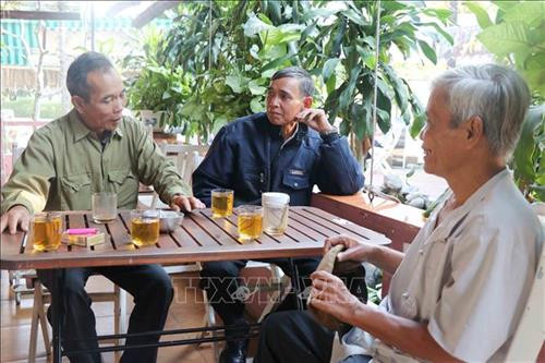 Già làng A Lăng Nhứch và các cán bộ, trưởng bản trao đổi kinh nghiệm. Ảnh: Hữu Trung - TTXVN Già làng A Lăng Nhứch và các cán bộ, trưởng bản trao đổi kinh nghiệm. Ảnh: Hữu Trung - TTXVN