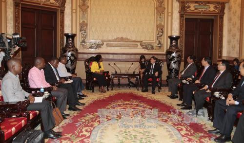 Chủ tịch UBND Thành phố Hồ Chí Minh Nguyễn Thành Phong tiếp Bà Beatriz Buchili, Tổng chưởng lý Cộng hòa Mozambique đang thăm và làm việc tại Thành phố Hồ Chí Minh. Ảnh: Hoàng Hải – TTXVN