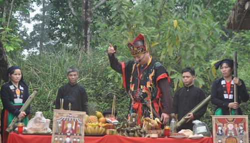 Khi tiếng trống được đánh liên tục là lúc chủ lễ xin âm dương. Khi tiếng trống được đánh liên tục là lúc chủ lễ xin âm dương.