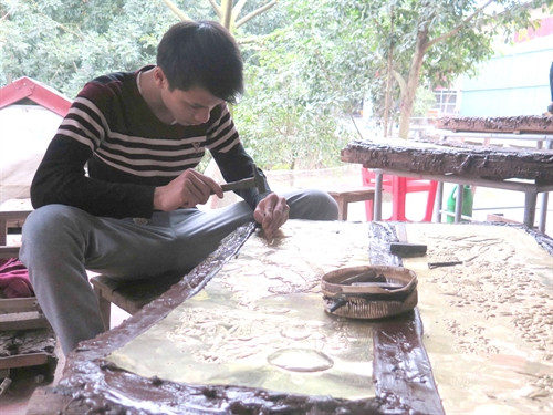 Người dân ở làng nghề gò, đúc đồng Đại Bái thực hiện kỹ thuật chạm, thúc tranh đồng.