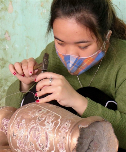 Khảm bạc vào sản phẩm đồng mỹ nghệ ở làng nghề gò, đúc đồng Đại Bái.