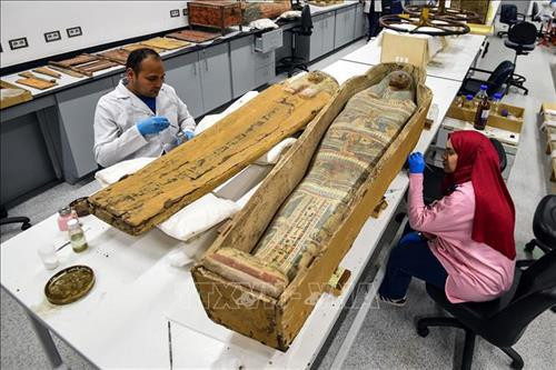 Các chuyên gia phục hồi quan tài của Vua Ai Cập cổ đại Tutankhamun tại Đại bảo tàng Ai Cập (GEM) ở Giza ngày 7/4/2019. Ảnh: AFP/ TTXVN Các chuyên gia phục hồi quan tài của Vua Ai Cập cổ đại Tutankhamun tại Đại bảo tàng Ai Cập (GEM) ở Giza ngày 7/4/2019. Ảnh: AFP/ TTXVN
