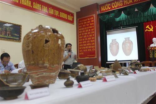 Báo cáo kết quả khai quật di chỉ Gò Cây Me. Ảnh: Phạm Kha – TTXVN. Báo cáo kết quả khai quật di chỉ Gò Cây Me. Ảnh: Phạm Kha – TTXVN.