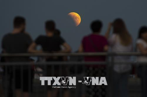 Nguyệt thực toàn phần được quan sát tại Warsaw, Ba Lan đêm 27/7. Ảnh: THX/ TTXVN Nguyệt thực toàn phần được quan sát tại Warsaw, Ba Lan đêm 27/7. Ảnh: THX/ TTXVN