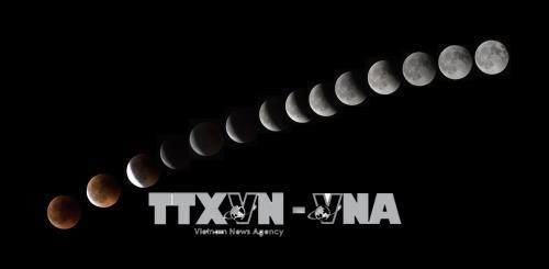 Nguyệt thực toàn phần được quan sát tại thị trấn La Puente, đảo Tenerife, Tây Ban Nha đêm 27/7. Ảnh: AFP/ TTXVN Nguyệt thực toàn phần được quan sát tại thị trấn La Puente, đảo Tenerife, Tây Ban Nha đêm 27/7. Ảnh: AFP/ TTXVN