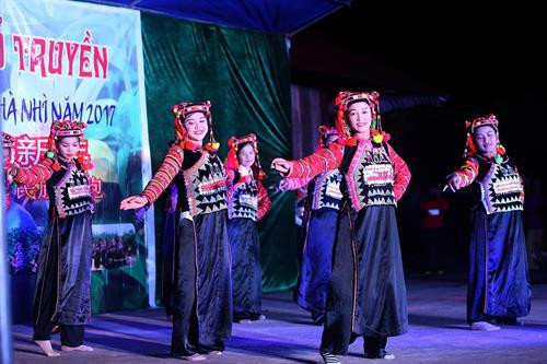 Một tiết mục văn nghệ của dân bản Tả Kố Khừ, xã Sín Thầu biểu diễn trong đêm giao lưu. Ảnh: Phan Tuấn Anh - TTXVN