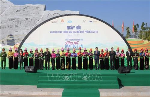 Trao tặng mũ bảo hiểm Tằng cẩu cho phụ nữ dân tộc Thái trên địa bàn các tỉnh miền núi phía Bắc. Ảnh: Quang Quyết-TTXVN Trao tặng mũ bảo hiểm Tằng cẩu cho phụ nữ dân tộc Thái trên địa bàn các tỉnh miền núi phía Bắc. Ảnh: Quang Quyết-TTXVN