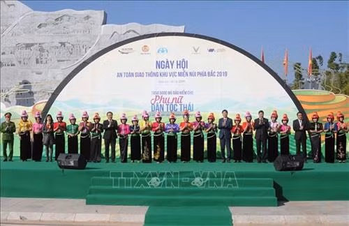 Trao tặng mũ bảo hiểm Tằng cẩu cho phụ nữ dân tộc Thái trên địa bàn các tỉnh miền núi phía Bắc. Ảnh: Quang Quyết-TTXVN