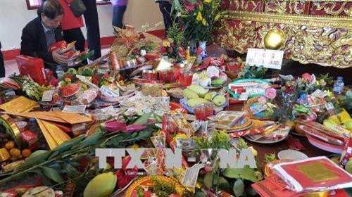 Đồ lễ bày lộn xộn tại Phủ Tây Hồ (Hà Nội). Ảnh: Đinh Thuận- TTXVN