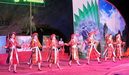 Trình diễn trang phục của dân tộc Pà Thẻn. Ảnh Quang Đán – TTXVN Trình diễn trang phục của dân tộc Pà Thẻn. Ảnh Quang Đán – TTXVN