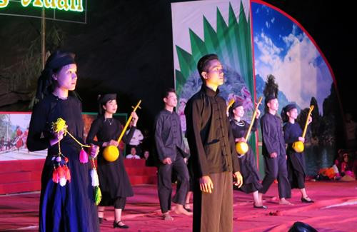 Các thiếu nữ dân tộcTày và thanh niên dân tộc Mông trình diễn trang phục truyền thống. Ảnh Quang Đán – TTXVN Các thiếu nữ dân tộcTày và thanh niên dân tộc Mông trình diễn trang phục truyền thống. Ảnh Quang Đán – TTXVN