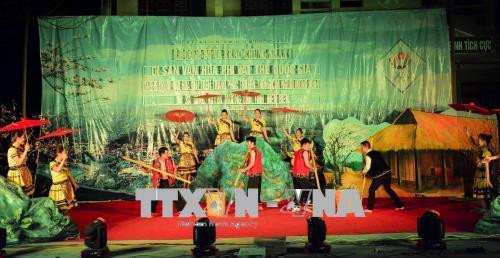 Biểu diễn văn nghệ tại Lễ công bố di sản văn hóa phi vật thể quốc gia đối với Nghệ thuật tạo hoa văn trên trang phục truyền thống của người Mông, ngành Mông hoa (Môngz Lênhs) xã Sa Lông. Ảnh: Văn Dũng- TTXVN