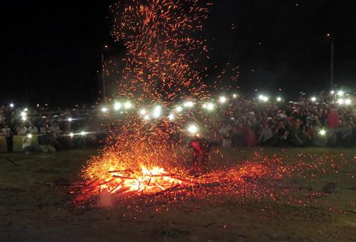 Nghi lễ nhảy lửa của dân tộc Pà Thẻn. Ảnh Quang Đán – TTXVN Nghi lễ nhảy lửa của dân tộc Pà Thẻn. Ảnh Quang Đán – TTXVN