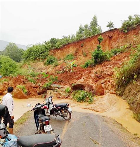 Sạt lở đất đá tại đoạn đường Mường Hung - Mường Cai. Ảnh: baosonla.org.vn Sạt lở đất đá tại đoạn đường Mường Hung - Mường Cai. Ảnh: baosonla.org.vn