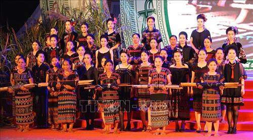 Trình diễn trang phục Zèng của đồng bào huyện A Lưới trong đêm bế mạc. Ảnh: Tường Vi - TTXVN