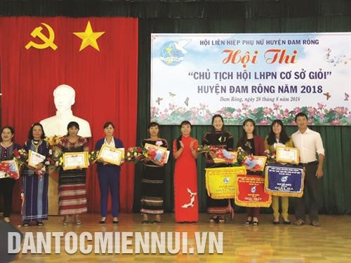 Hội Liên hiệp Phụ nữ huyện Đam Rông tổ chức Hội thi “Chủ tịch Hội Liên hiệp Phụ nữ cơ sở giỏi”. Ảnh: Đặng Tuấn Thông qua Hội Liên hiệp Phụ nữ huyện Đam Rông, chị Păng Tiêng K’Măng ở thôn Liêng K Sắc 1, xã Đạ M’Tông, huyện Đam Rông được hộ trợ vốn phát triển chăn nuôi lợn (heo) đen từ năm 2107. Nhờ vậy, gia đình chị đến nay đã thoát nghèo. Ảnh: Đặng Tuấn