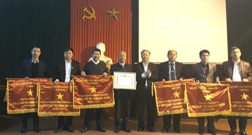 Tại Hội nghị tổng kết ngành nông nghiệp Hà Nội năm 2017, Bộ trưởng Bộ Nông nghiệp và Phát triển nông thôn tặng bằng khen cho 6 tập thể, 11 cá nhân; Chủ tịch Ủy ban Nhân dân Thành phố Hà Nội tặng Cờ thi đua cho 6 tập thể; tặng bằng khen cho 27 tập thể và 44 cá nhân... Ảnh: TTXVN