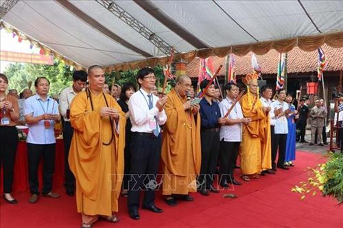 Các đại biểu dâng hương tưởng niệm Anh hùng dân tộc, Danh nhân văn hóa thế giới Nguyễn Trãi. Ảnh: Mạnh Minh - TTXVN