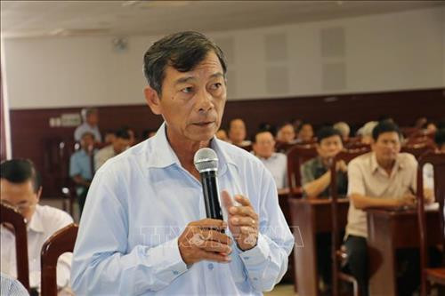 Cử tri Nguyễn Văn Tâm huyện Đức Huệ, tỉnh Long An nêu ý kiến tại buổi tiếp xúc cử tri. Ảnh: Bùi Giang-TTXVN Cử tri Nguyễn Văn Tâm huyện Đức Huệ, tỉnh Long An nêu ý kiến tại buổi tiếp xúc cử tri. Ảnh: Bùi Giang-TTXVN