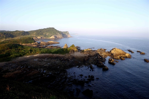 Bãi đá, một trong những khu phát triển du lịch tiềm năng của huyện đảo Cô Tô. Bãi đá, một trong những khu phát triển du lịch tiềm năng của huyện đảo Cô Tô.