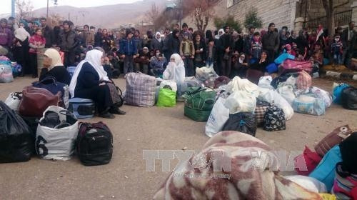 Người dân Syria chờ hàng cứu trợ ở thị trấn Madaya ngày 11/1. AFP/TTXVN Người dân Syria chờ hàng cứu trợ ở thị trấn Madaya ngày 11/1. AFP/TTXVN