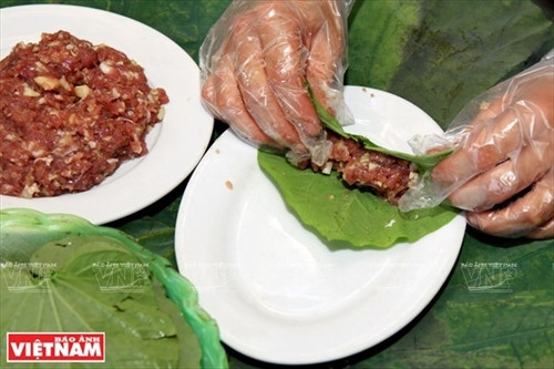 Thịt trâu băm nhuyễn trộn đều cùng gia vị và được cuốn vào lá lốt. Thịt trâu băm nhuyễn trộn đều cùng gia vị và được cuốn vào lá lốt.