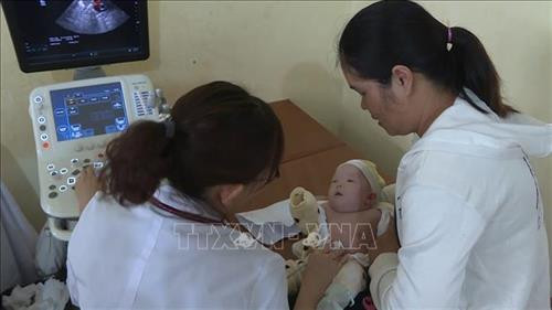 Các bác sỹ Bệnh viện Quân y 103 khám bệnh miễn phí cho đồng bào vùng cao Sơn La. Ảnh: TTXVN phát Các bác sỹ Bệnh viện Quân y 103 khám bệnh miễn phí cho đồng bào vùng cao Sơn La. Ảnh: TTXVN phát