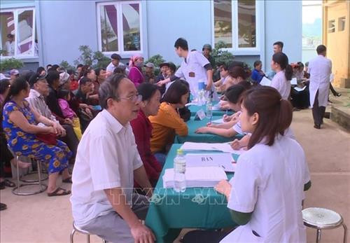 Các y, bác sỹ Bệnh viện Quân y 103 khám và tư vấn bệnh miễn phí cho đồng bào vùng cao Sơn La. Ảnh: TTXVN phát Các y, bác sỹ Bệnh viện Quân y 103 khám và tư vấn bệnh miễn phí cho đồng bào vùng cao Sơn La. Ảnh: TTXVN phát