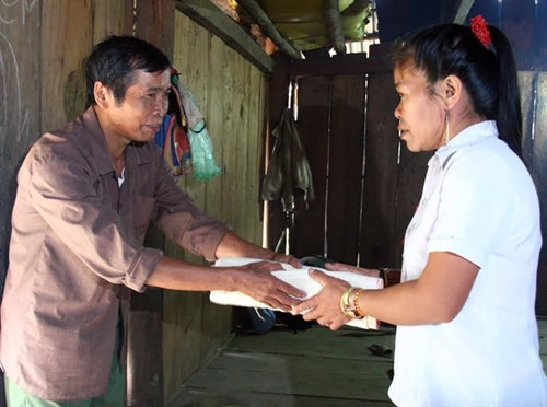 Anh em họ hàng, dân làng đến dự đám cưới cũng tặng quà cho gia chủ....