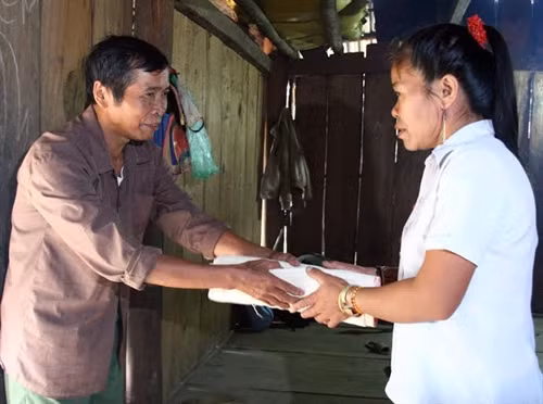 Anh em họ hàng, dân làng đến dự đám cưới cũng tặng quà cho gia chủ....